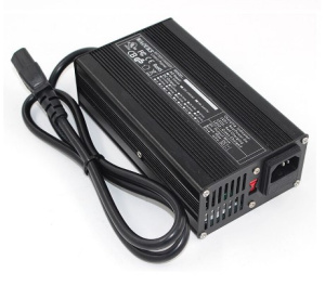 Внешнее зарядное устройство для свинцовых АКБ 220V->24V 8A Внешнее зарядное устройство для свинцовых АКБ 220V->24V 8A
